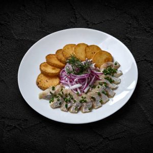 ФИЛЕ СЕЛЬДИ С КАРТОФЕЛЕМ И МАРИНОВАННЫМ ЛУКОМ