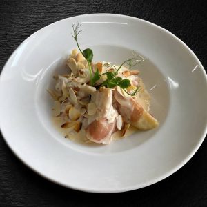 ЗАПЕЧЕННАЯ ГРУША С ПРОШУТТО ПОД СЫРНЫМ СОУСОМ