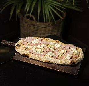 ПІНЗА З СИРОМ СТРАЧАТЕЛЛА, МОРТАДЕЛЛОЮ ТА ФІСТАШКАМИ