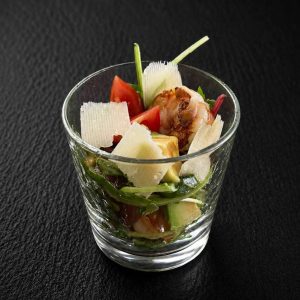 САЛАТ С РУККОЛОЙ И КРЕВЕТКАМИ В СТАКАНЕ