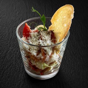 САЛАТ ЦЕЗАРЬ С КУРИЦЕЙ В СТАКАНЕ