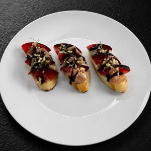 БРУСКЕТЫ СО СЛИВОЙ И ПРОШУТО